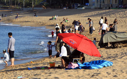 속초 34.3도…덥다 더워  속초 지역의 낮 최고 기온이 34.3도까지 올라가 1968년 1월 1일 기상관측 개시 이래 5월 최고 기온 극값 1위를 경신한 19일 저녁 시간까지 더위가 이어지자 속초해변에 많은 시민이 나와 더위를 식히고 있다.